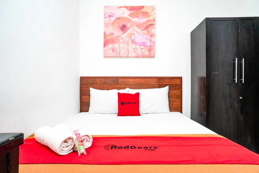 RedDoorz Plus @ Pasar Baru - Image 1