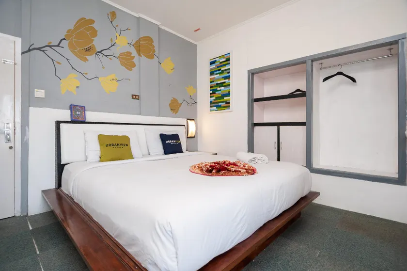 Urbanview Hotel Ananda Syariah by RedDoorz - Image 1