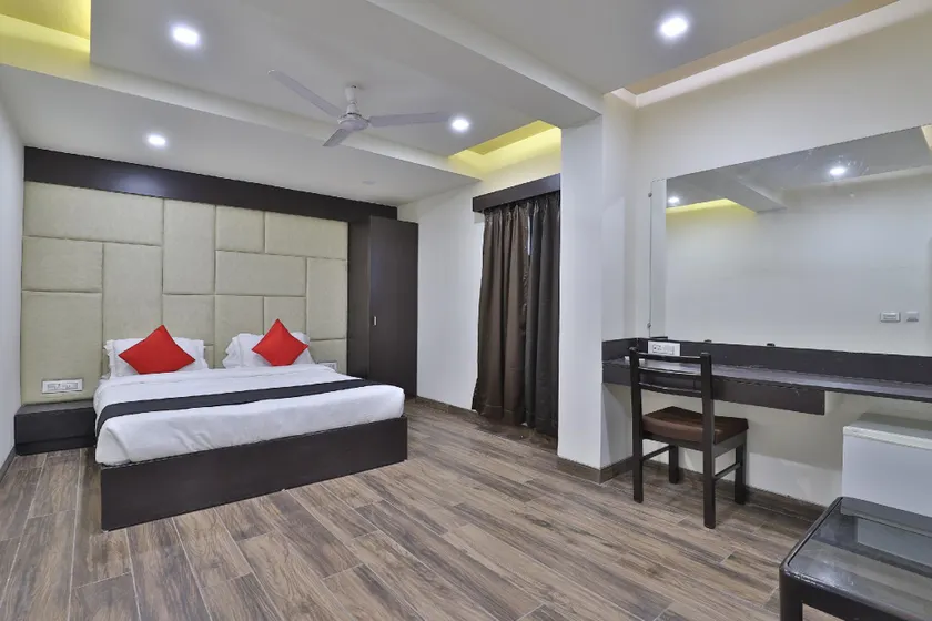 Capital O 41581 Hiriz Hotel - Image 1