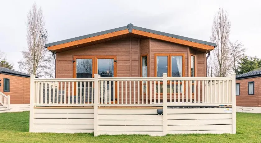 Garden View Lodge with Hot Tub - Image 1