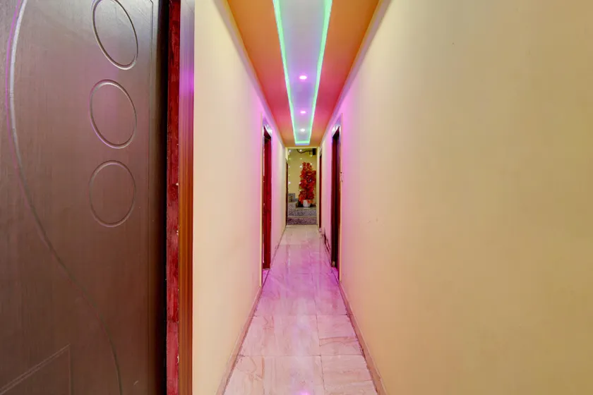 OYO 817319 King Guest House - Image 1
