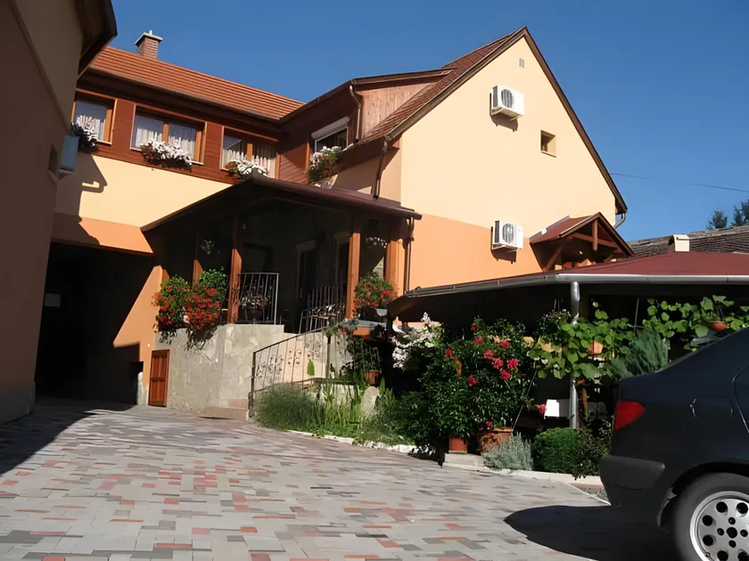 Rozmann Family Panzió & Apartmanhaz - Image 1