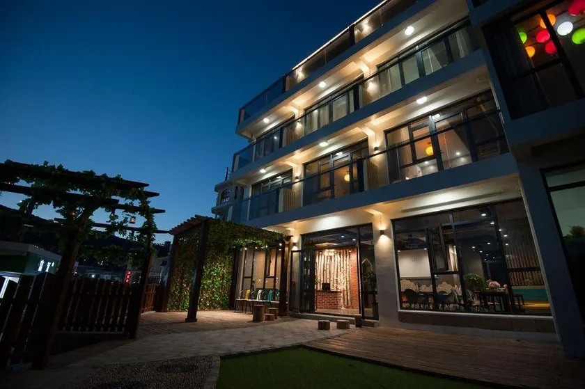 Wudao Seaview Inn - Image 1
