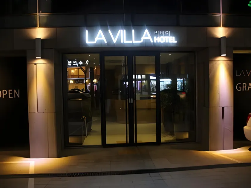 La Villa Hotel - Image 1