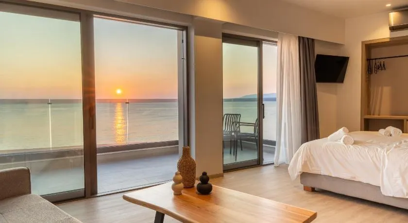 Palm Beach Luxury Seafront Suites, Next to Palm Beach Club, Lively Nights - Image 1