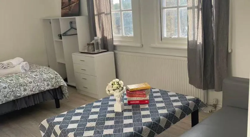 Spacious Room2 in Central London Elephant and Castle Station - Image 1