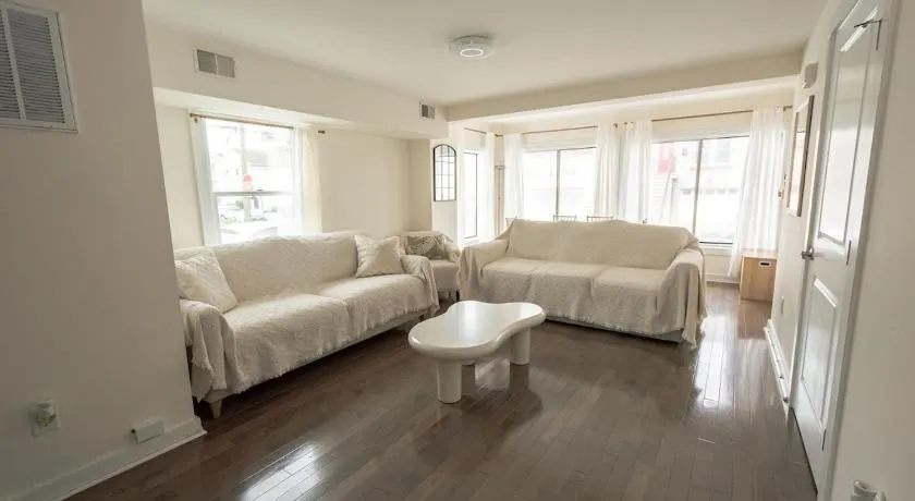 Luxurious 4BD APT EV Parking - Image 1