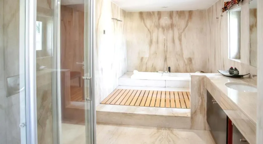 Spacious villa in Santo Tirso with private pool 850 m² and jacuzzi - Image 1