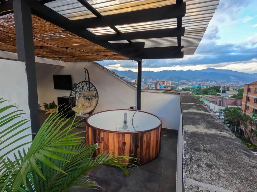 Penthouse W/ jacuzzi in Lleras park - Image 1