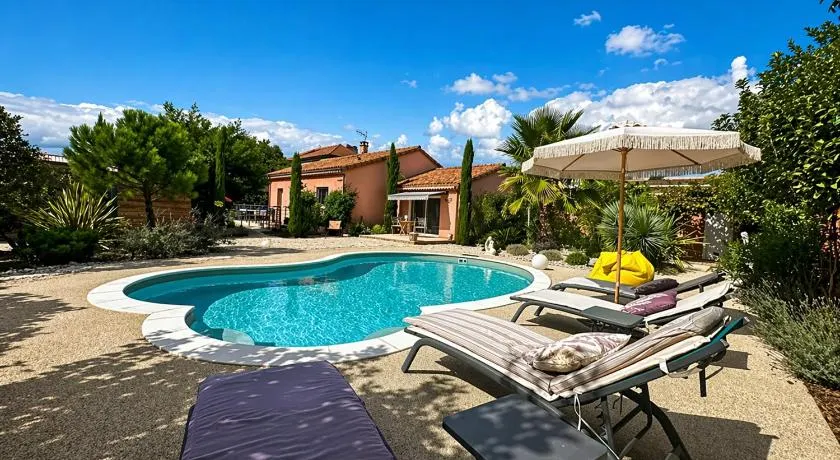 Studio tout confort avec vue sur piscine - Image 1