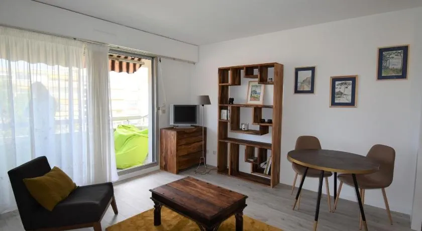 Studio cabine avec balcon, parking privé, accès direct plage, proche centre ville - FR-1-319-44 - Image 1
