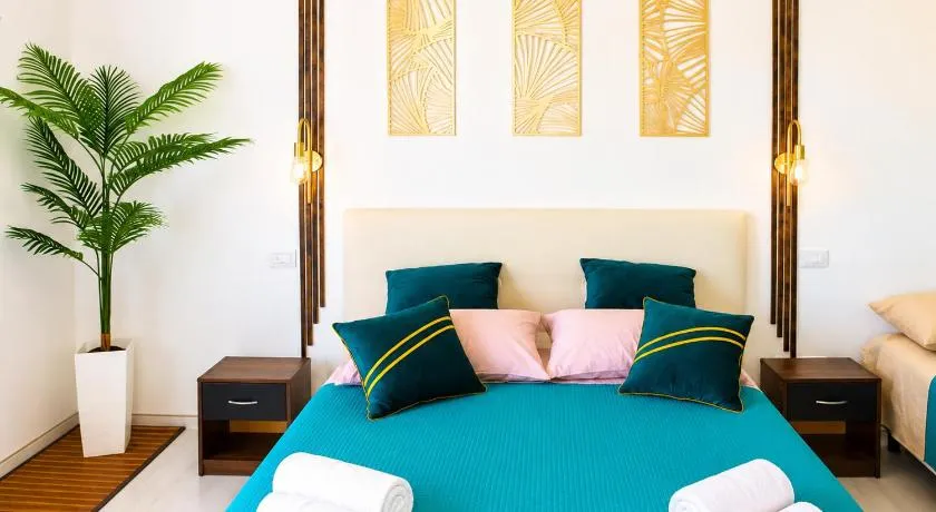 Monolocale elegante con design moderno e atmosfera tropical chic - Image 1