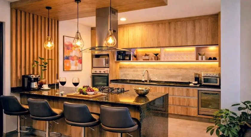 Juriquilla Home, 5 Bedrooms, 3 Community Pool - Image 1