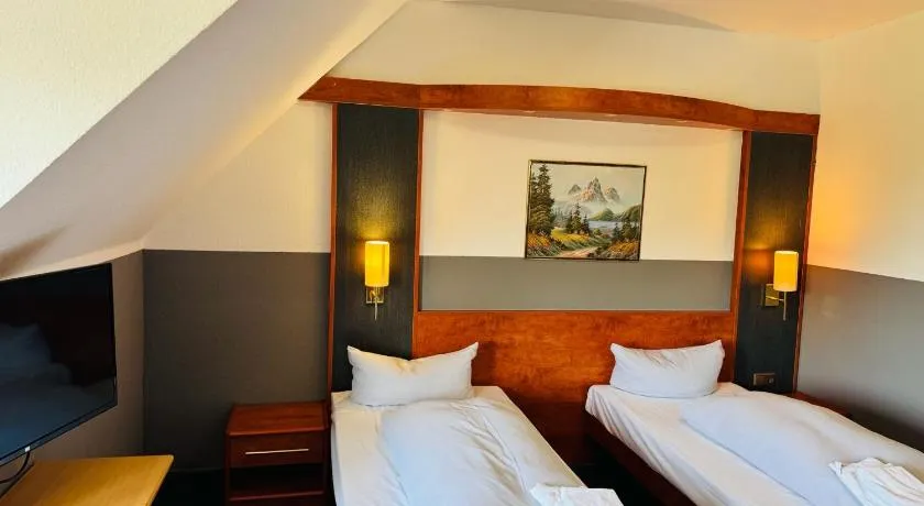 Hotel & Restaurant Heidekrug 24h Check-in, Pinneberg, Free Parking and WiFi - Image 1