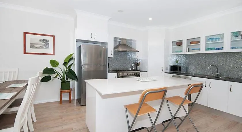 LUXURY TOWNHOUSE! Walking distance to everything! - Image 1