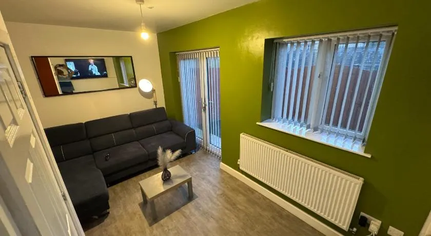 3- Bedroom House -Private Parking - contractors welcome- 2 Min M62 - Image 1