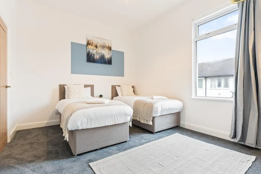 Herschell House - Central Location - Free Parking, Fast Wifi, SmartTV with Netflix - Perfect for Contractors, Families and Groups by Yoko Property - Image 1