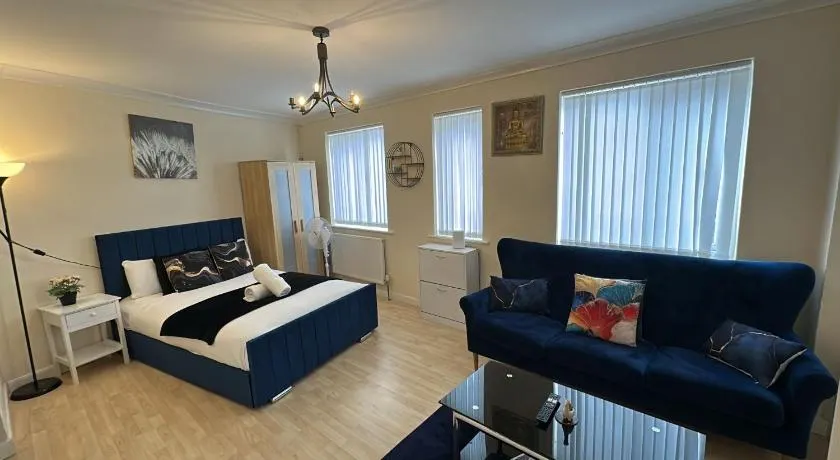Double bed Quinton ,Studio Fast WiFi,Netflix, No deposit Required - Image 1