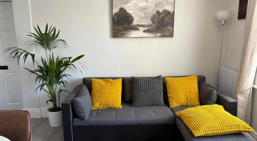 Cosy & Exclusive 1bd Crumpsall Flat, Sleeps 4 - Image 1