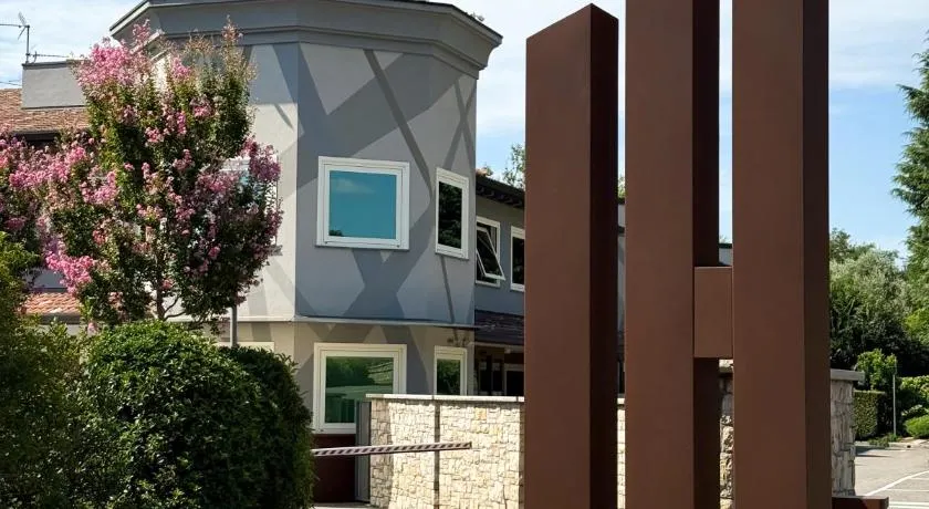 Iris Hotel - Image 1