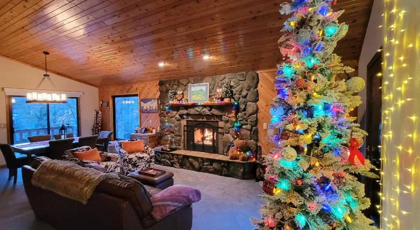 Four Seasons Getaway-Private Hot Spa with Pine Tree Views-Walk to Village and Pineknot Trailhead-Plus King Bed! - Image 1