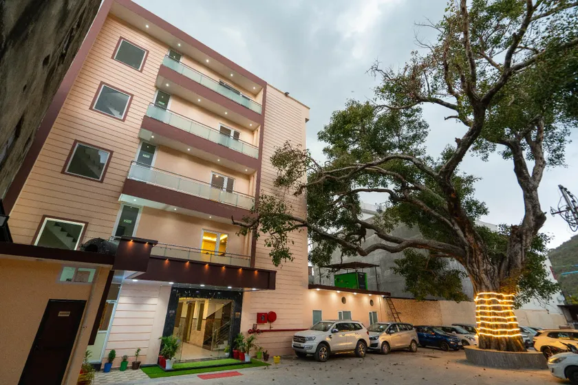Hotel The Vaishvik Banganga Road - Image 1