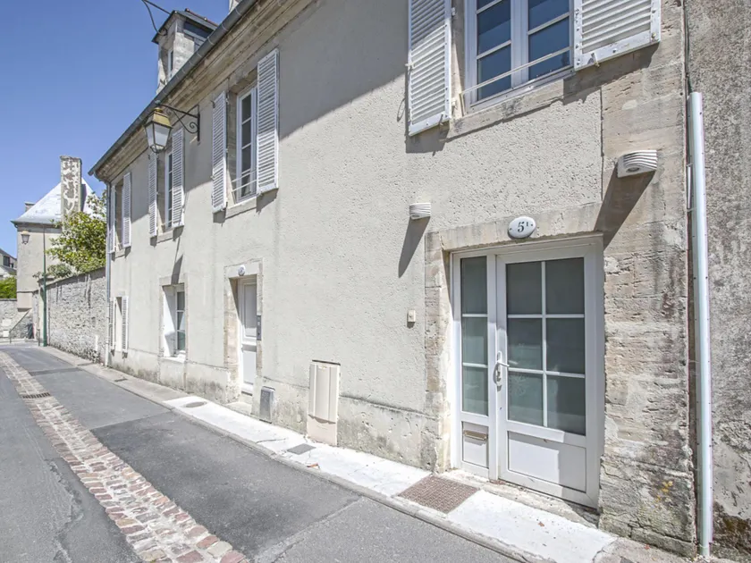 Large comfortable apartment in Bayeux, 9km from the beach - Image 1
