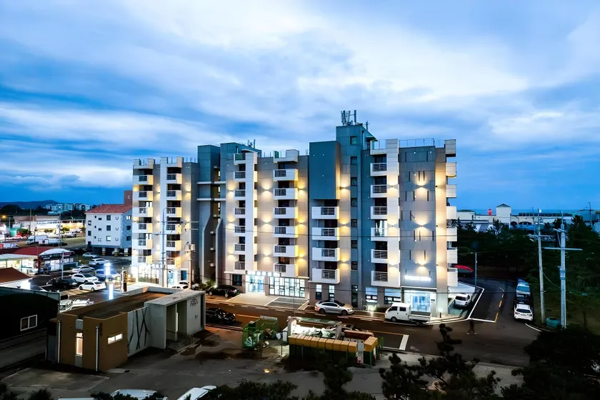 Jeju Moseulpo Hotel - Image 1