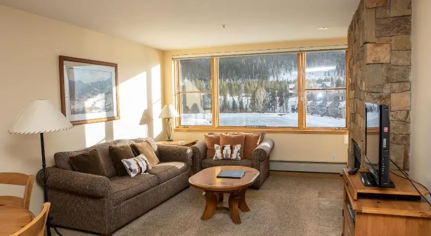 1538 Lakeshore condo - Image 1
