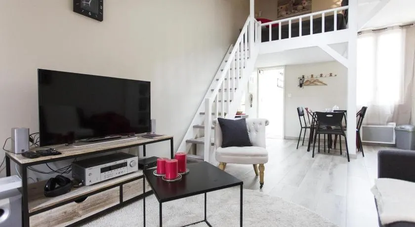 Spacious 2-Bedroom Family Duplex with Free Parking and Netflix - Image 1