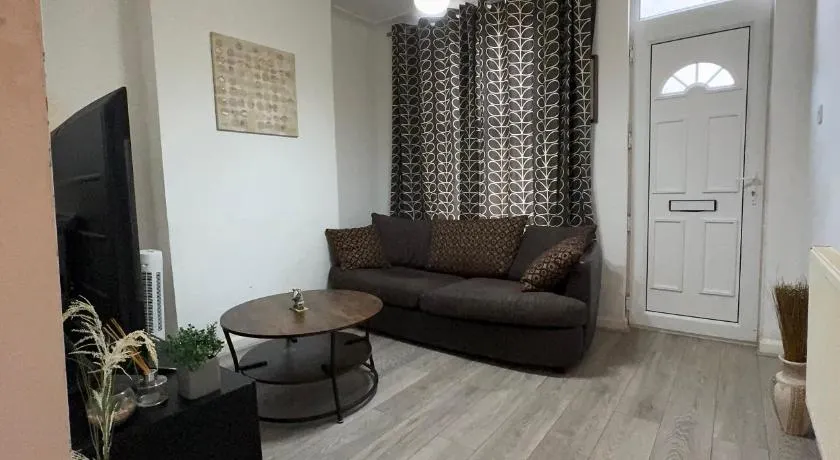 F2S SERVICED APARTMENTS 2Bedroom Terrace house with Free Wifi Netflix Suitable for Contractors walking distance to Train station - Image 1