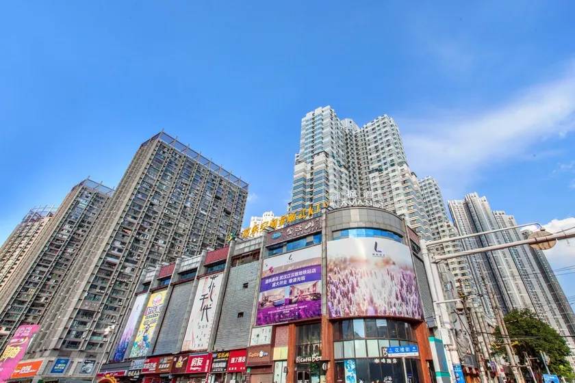 Lavande Hotel Wuhan Jianghan Road Subway Station - Image 1