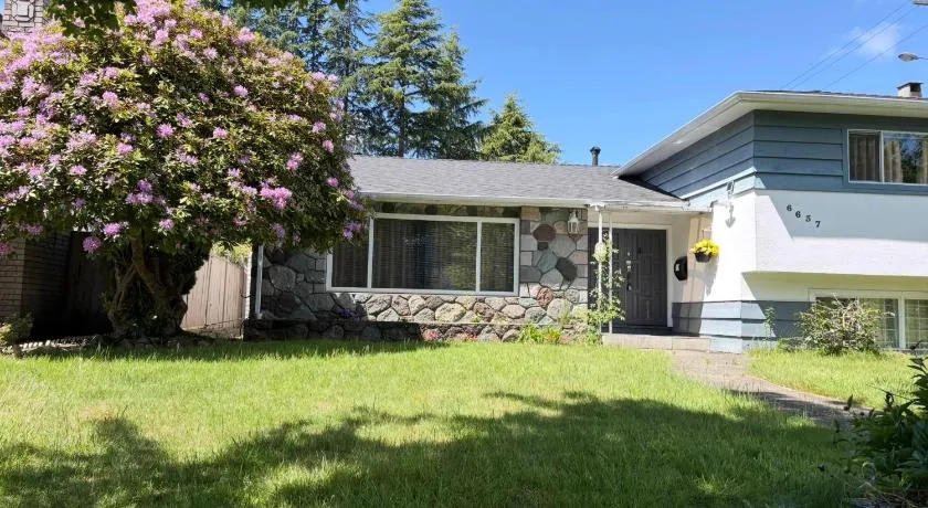 Oakridge Family Retreat - Spacious -Free Parking- Garden - Near Skytrain& YVR - Image 1