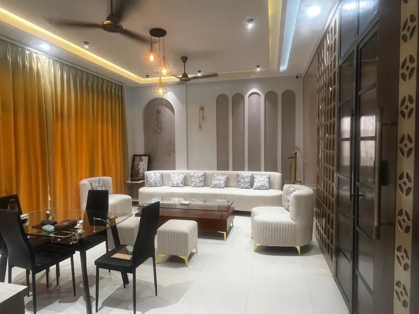 Modern Luxe Stay with All Amenities - Image 1