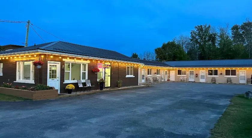 Carriage Inn Motel - Image 1