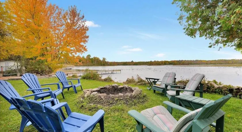 Rustic cottage on Canal Lake - Image 1
