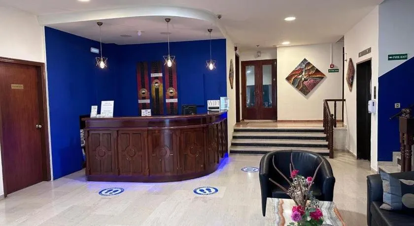 Paradise Hotel - Image 1