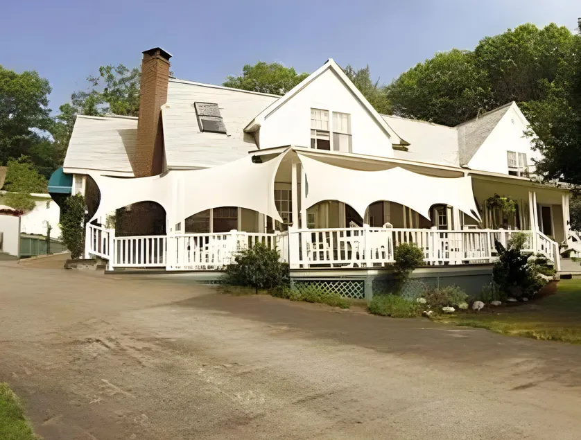 Mount Battie Inn - Image 1