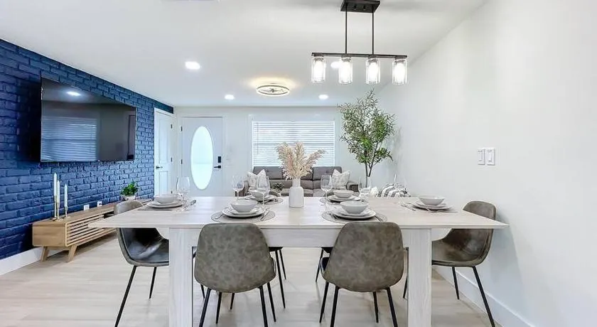 Poolside Paradise Near Siesta Key Beach - Image 1