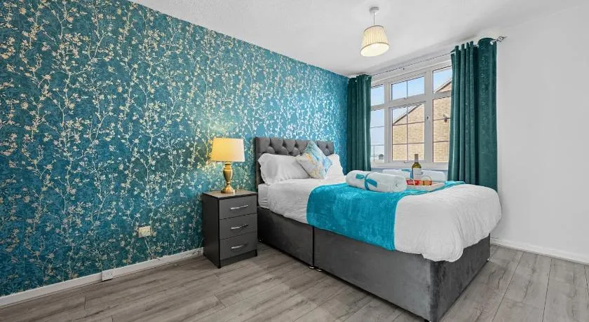 Cozy 3 bedroom house with free parking and near hospital - Image 1