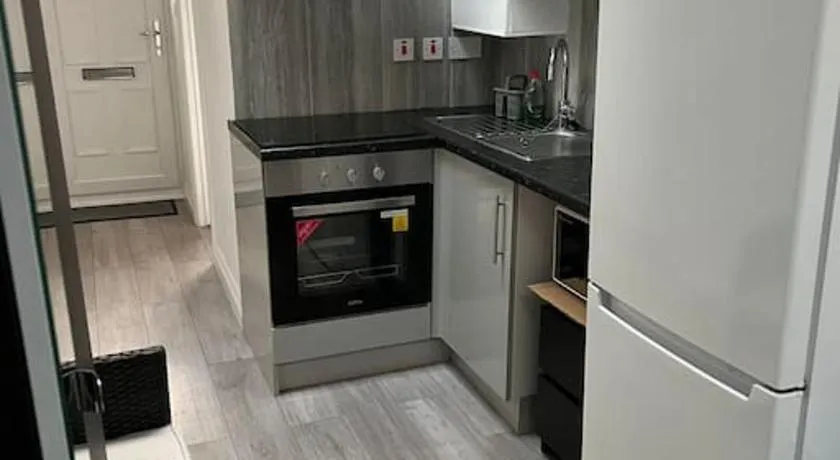 Modern Studio flat with free parking - Image 1