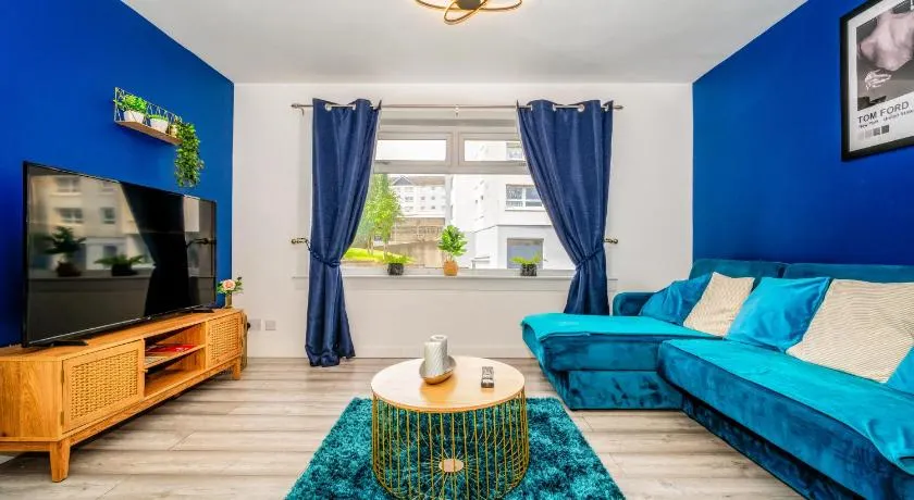 Sleek and Stylish 3 Bed in Greenock - Sleeps 8 - Image 1