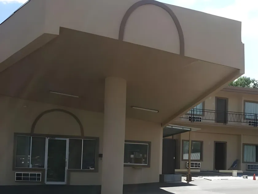 Economy Inn Hot Springs - Image 1