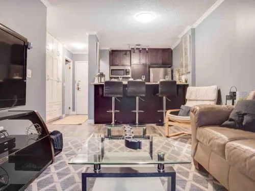 Cozy and Central DT Home w Gym Coffee Parking BBQ - Image 1