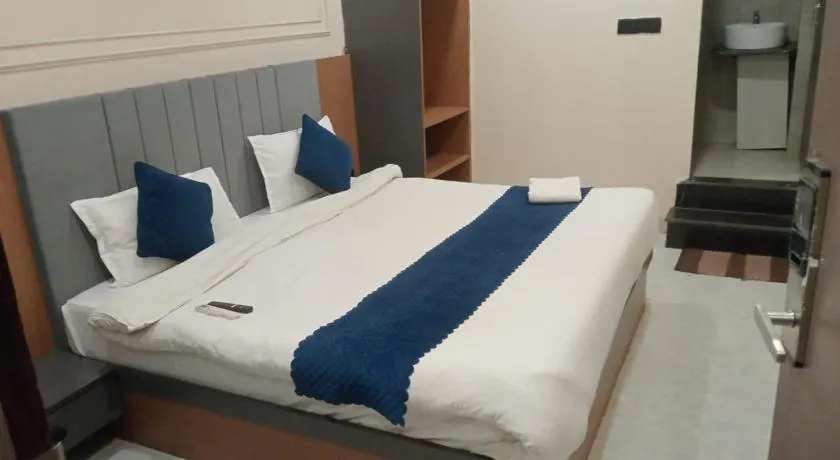 Guest room near Kashi Vishwanath n ganga ghat - Image 1