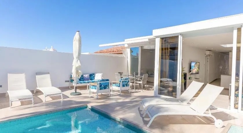 Bungalow with private pool - Image 1
