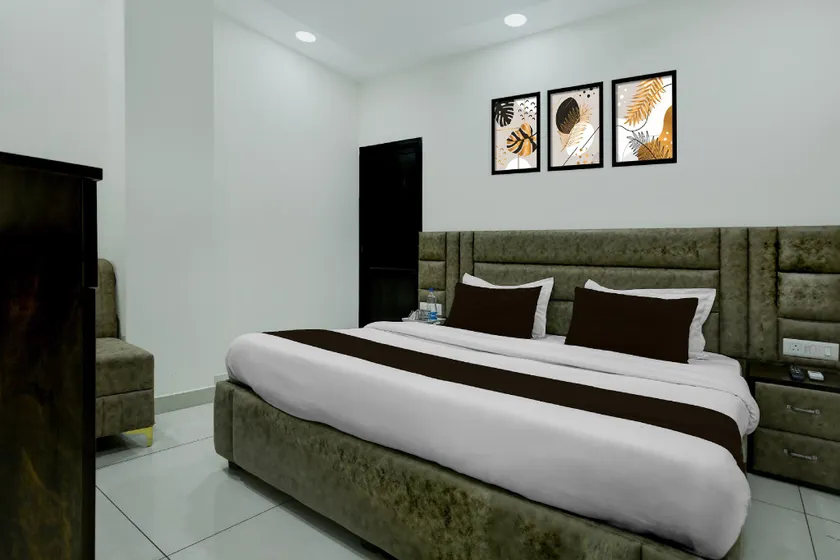 Hotel O Crystal - Image 1