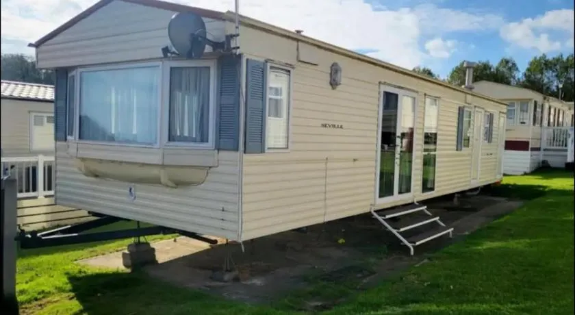 2 Bedroom Caravan With Sea Views - Image 1