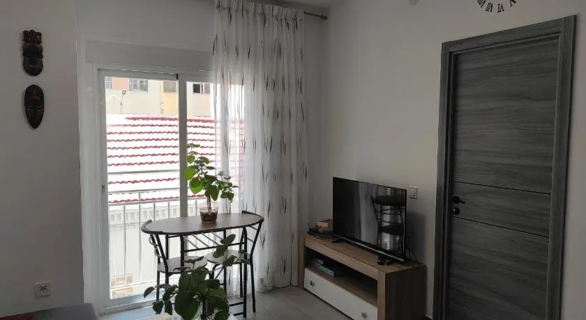 Con terraza y muy cerca de la playa,centro y estación de tren - Image 1