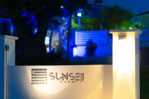 Sunset Lane Apartment Hotel - Image 1
